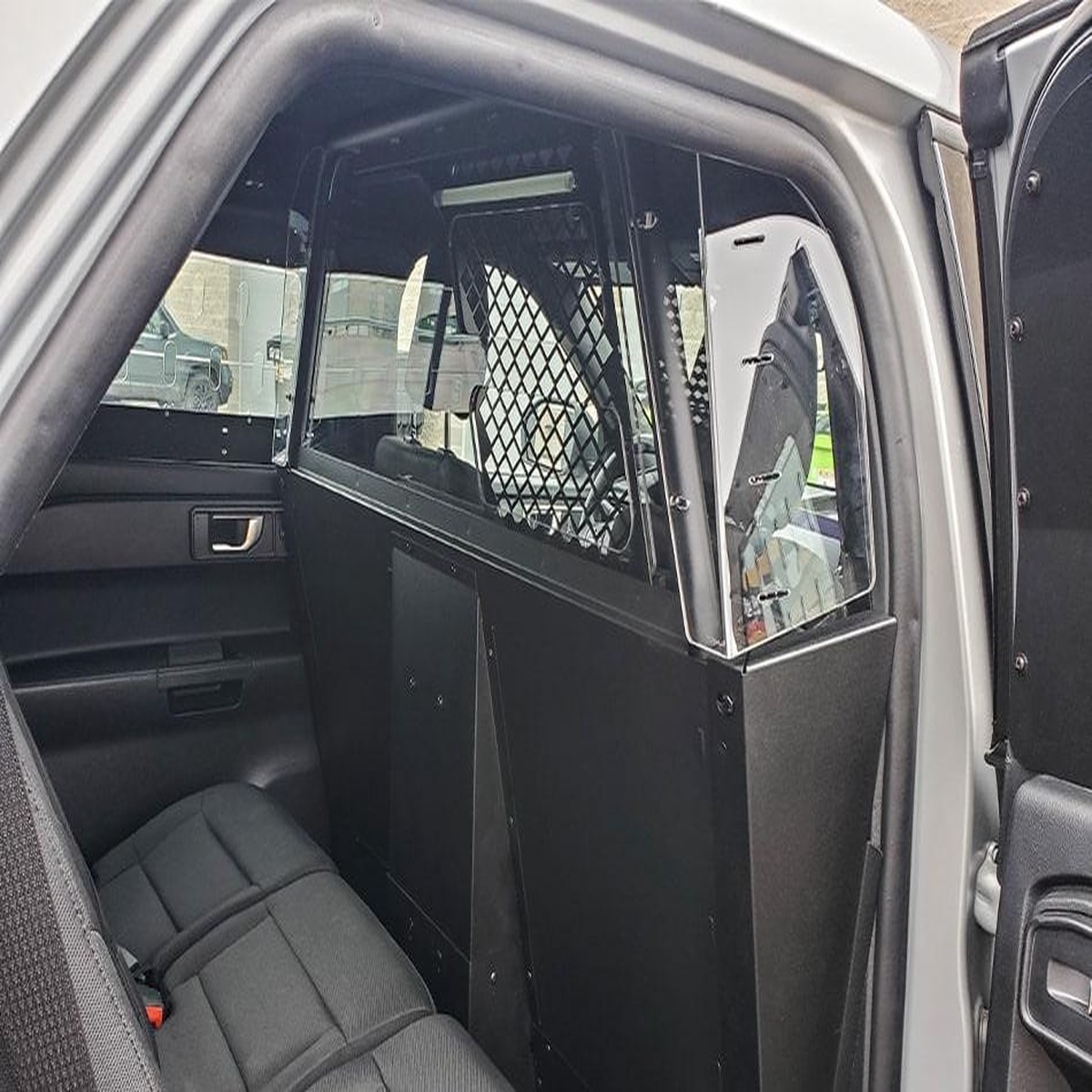 2020-ford-utility-passenger-partition-large-mesh-window-7170-0974-7170-0974